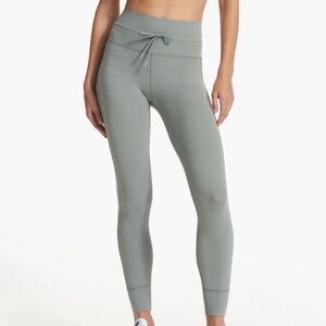 Vuori Daily Leggings, size L